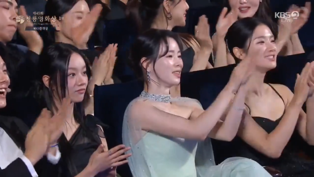 惠利在頒獎典禮上露出了一絲尷尬的表情，隨後只是輕輕鼓掌