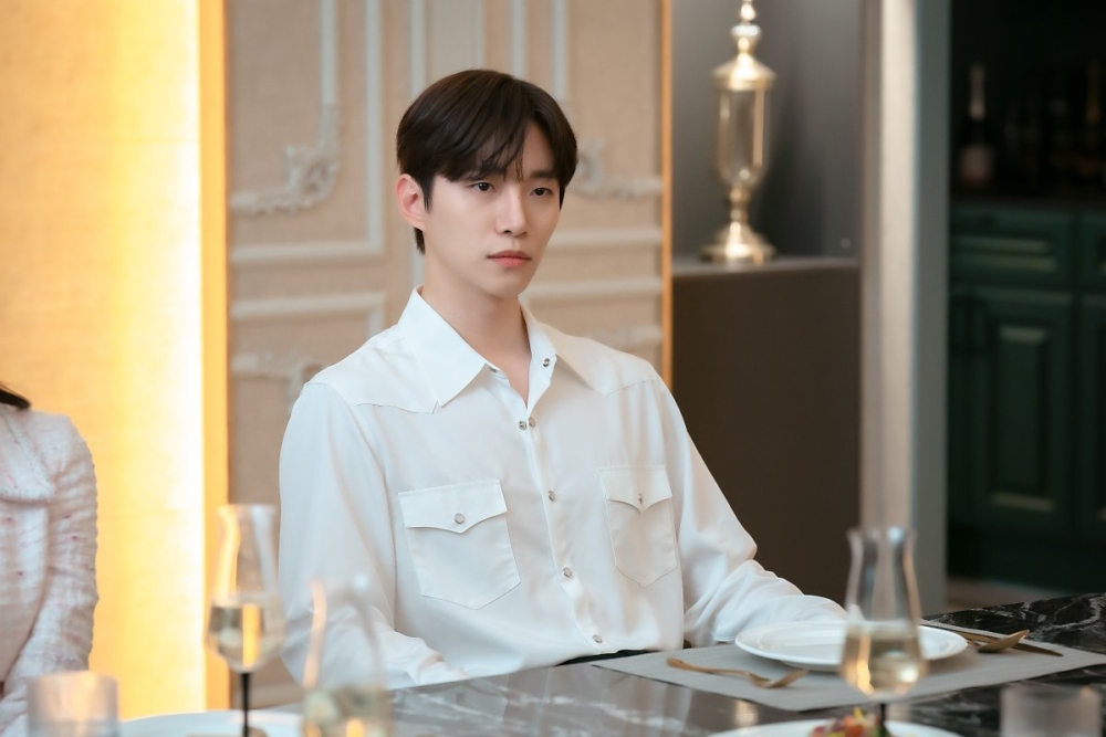 俊昊將飾演颱風商社代表「姜颱風」