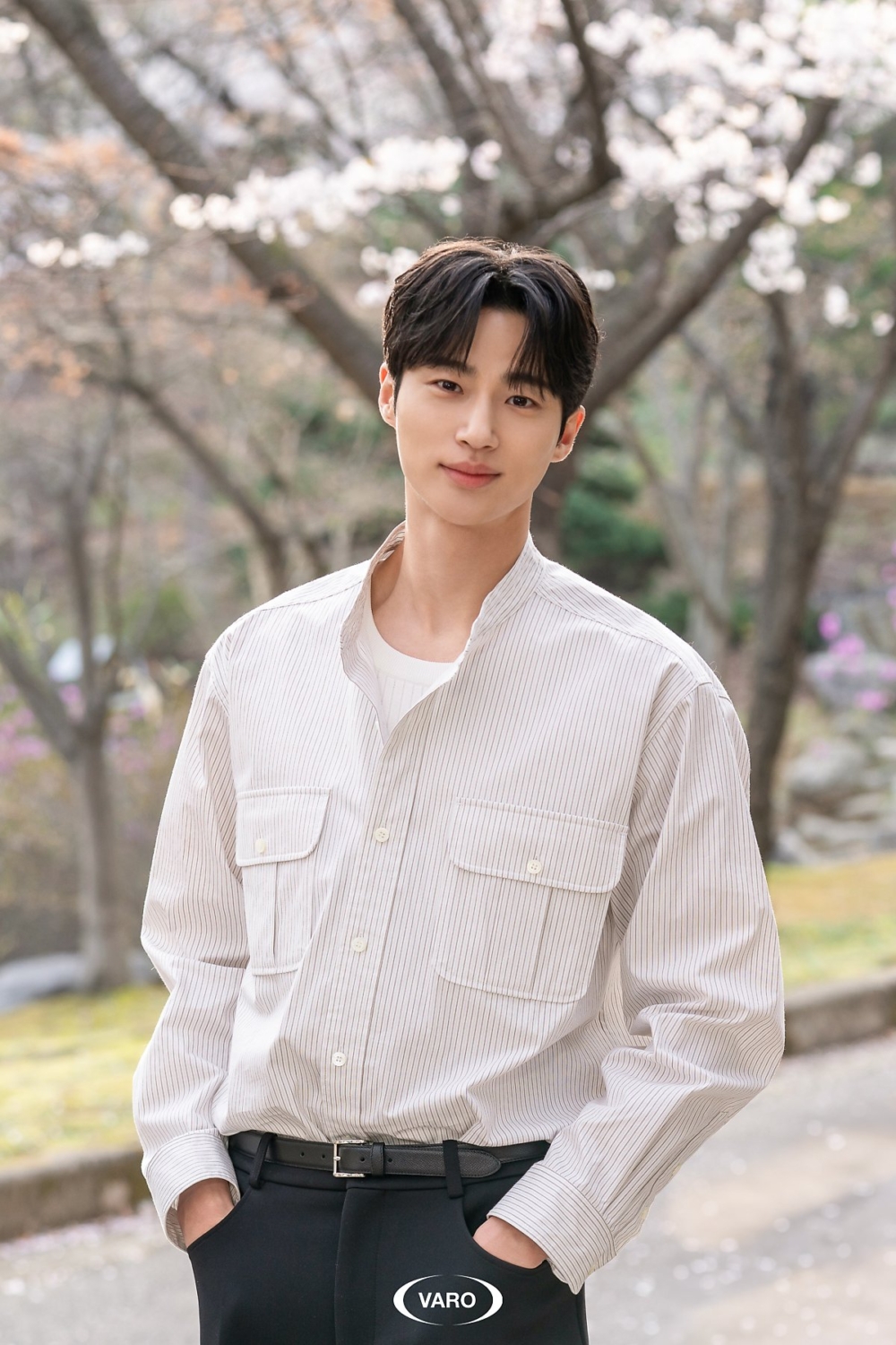 似乎反而回到了「模特」的身份