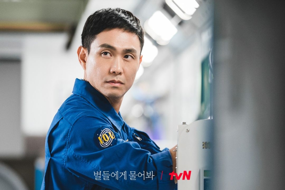 吳政世飾演在太空站研究果蠅的科學家「姜剛洙」