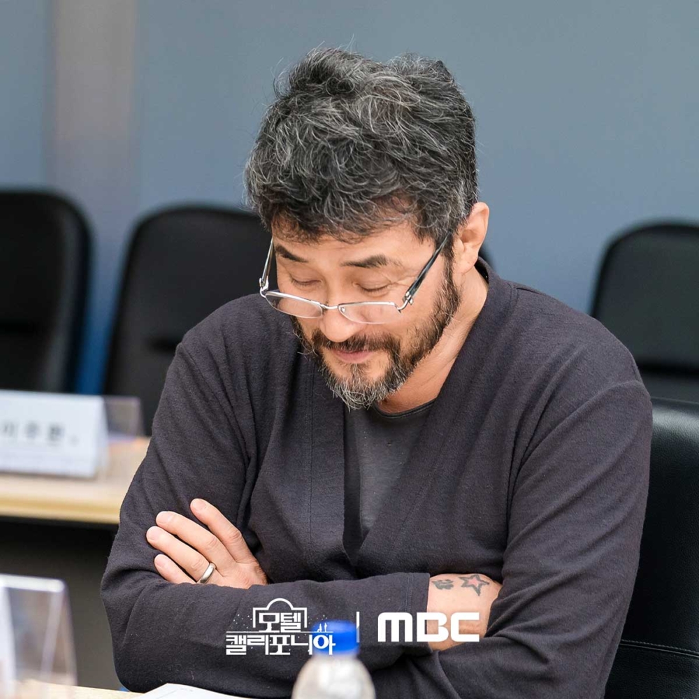 崔民秀飾演江熙的父親、擁有自由靈魂的浪漫主義者旅館老闆「池春弼」