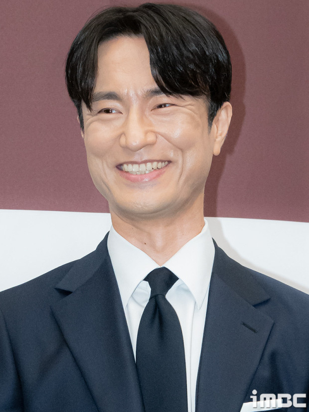 金炳哲飾演只要一喝酒就會啓動能力的超能力律師「邊浩施」