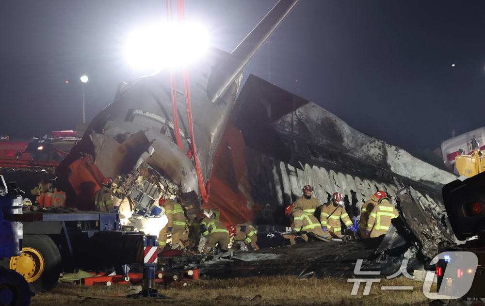 為尋找失蹤者 事故現場進行夜間搜救作業