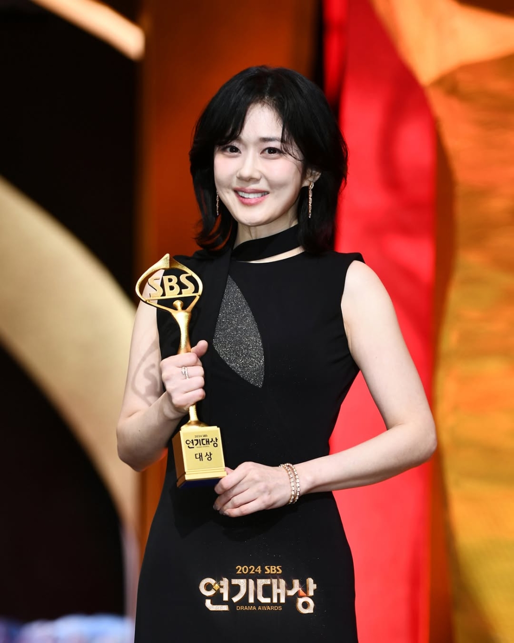 張娜拉成為韓國唯一同時獲得歌謠大賞和演技大賞的藝人