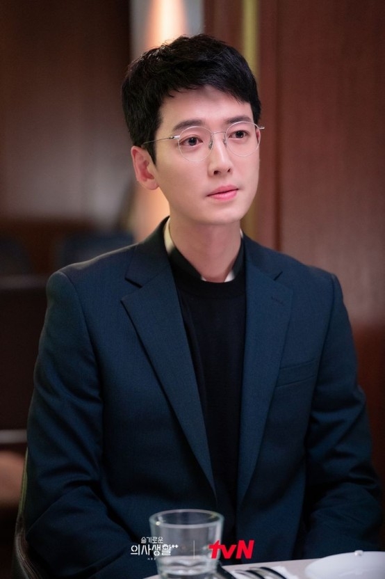 鄭敬淏飾演能看見幽靈的勞務師「盧武鎮」