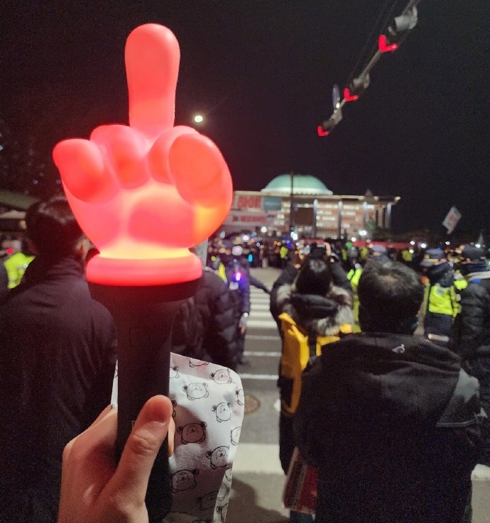 EPIKHIGH的中指手燈