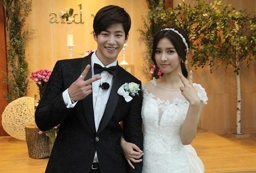 與金素恩在綜藝節目《我們結婚了》中組成假想夫妻「精靈夫婦」