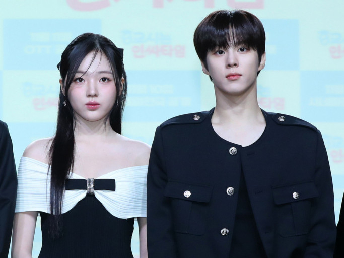 金佑錫和姜娜言的戀情在10月底被曝光後，兩人迅速承認戀情