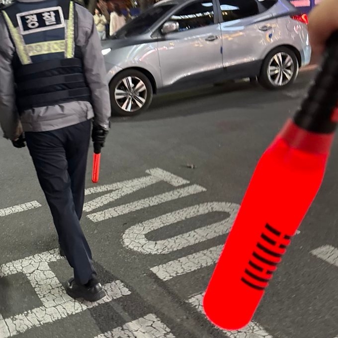 被警察側目的iKON手燈