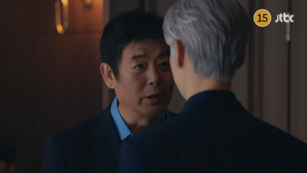 成東鎰則飾演山仁集團會長「宋在植」