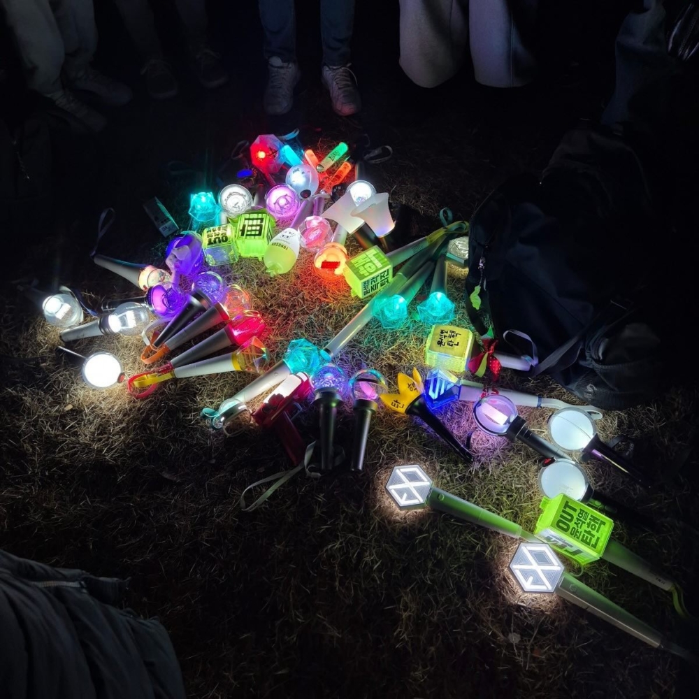 總統彈劾示威現場出現各家KPOP應援手燈