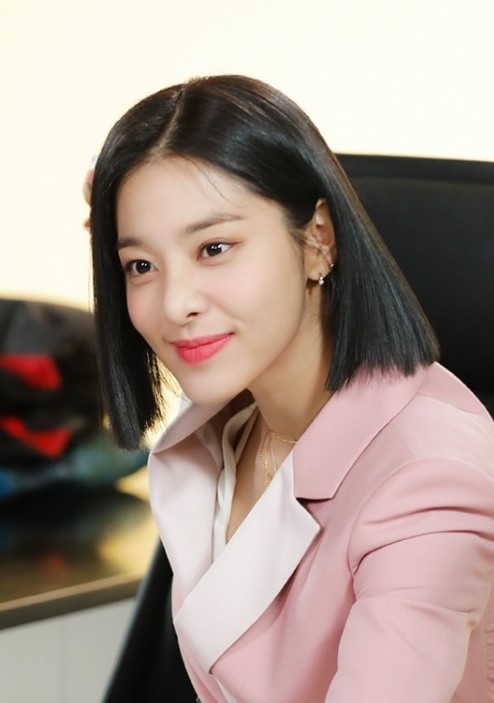 薛仁雅飾演勞務所的大腦兼盧武鎮的小姨子「羅熙珠」