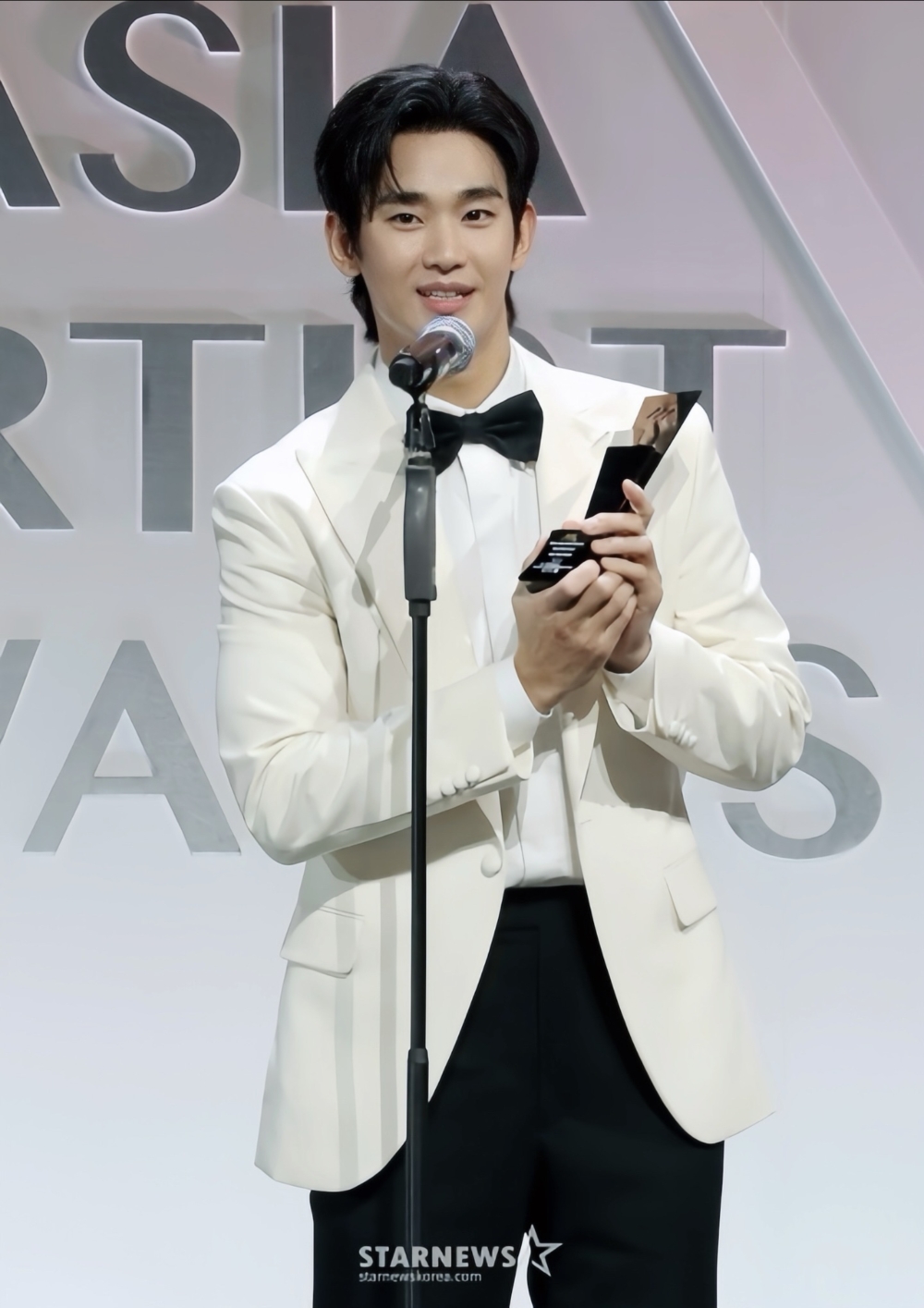 金秀賢在這次AAA獲得了最高榮譽「年度演員獎」