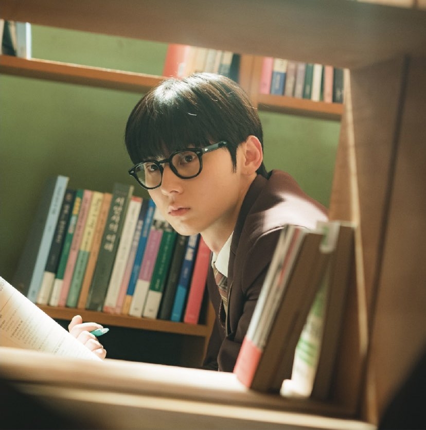 黃旼炫飾演的是一位戰鬥力爆棚、卻一心只想讀書的「學習小組」隊長「尹載民」