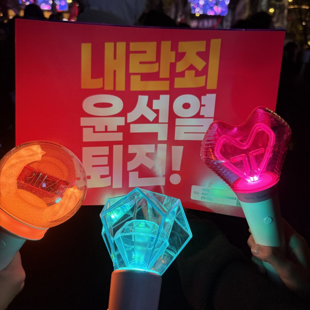 總統彈劾示威現場出現各家KPOP應援手燈