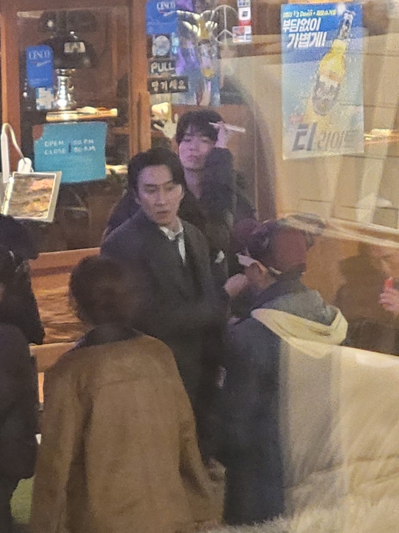 李棟旭、李光洙、李主儐和李多熙一起拍攝