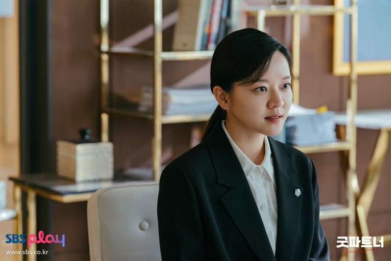 高星我特別出演了大正律師事務所新進律師「李漢娜」