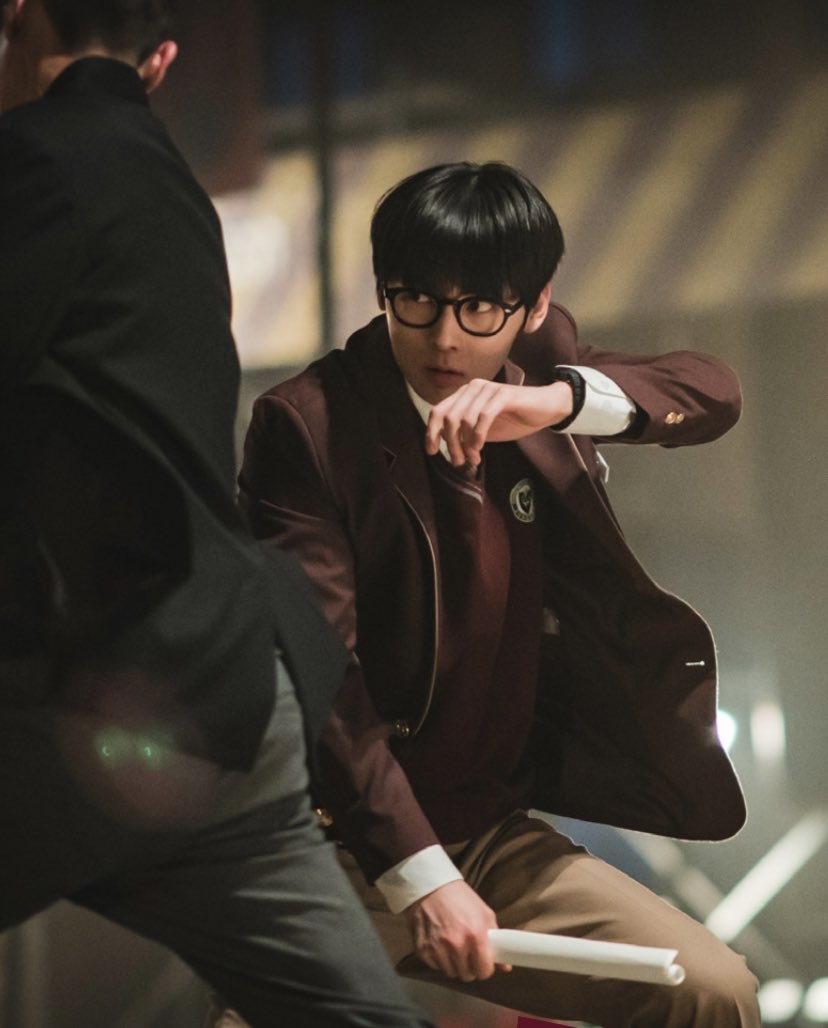 黃旼炫入伍前拍攝的作品《流氓讀書會》定檔2025年1月