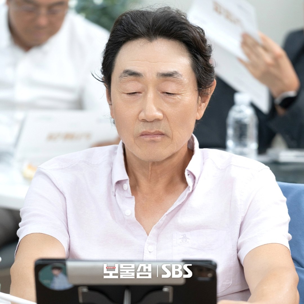 許峻豪飾演的是背後操縱政界的實權人物「廉長善」