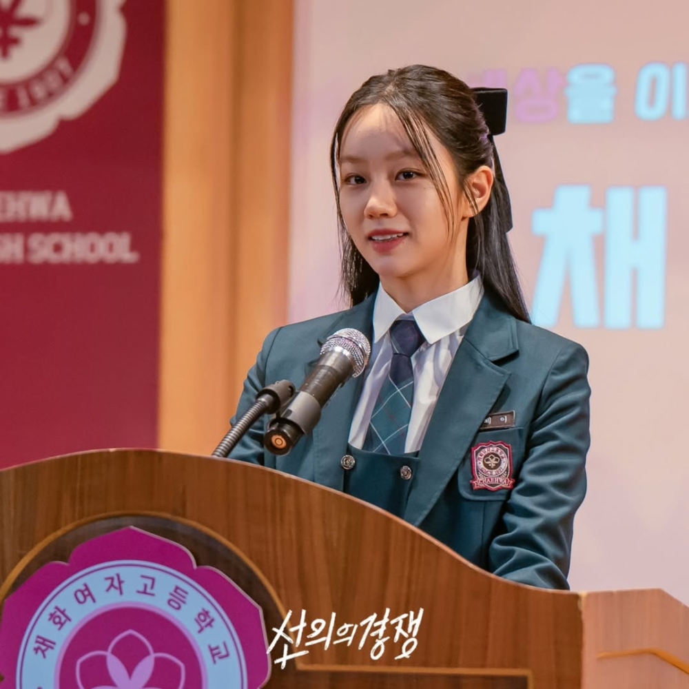 惠利飾演彩花女子高中唯一的實權人物「劉在伊」