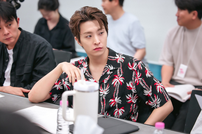 GOT 7崔榮宰則飾演在一眾女性角色中化身引發懸疑的魅力角色