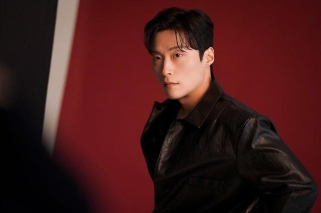 許楠儁則飾演英禮(金多美 飾)和鐘熙(辛叡恩 飾)命運般的初戀「韓載必」