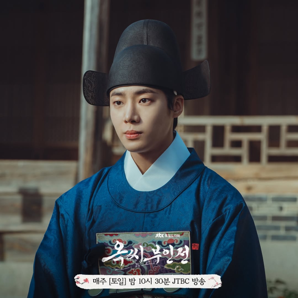 秋英宇在劇中一人分飾兩角