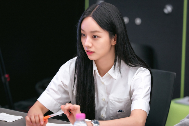 惠利飾演彩花女子高中唯一的實權人物「劉在伊」