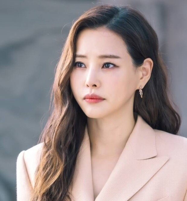 李荷妮則飾演「敏熙」