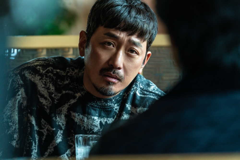 河正宇飾演追查弟弟死亡當晚真相的男人「民泰」