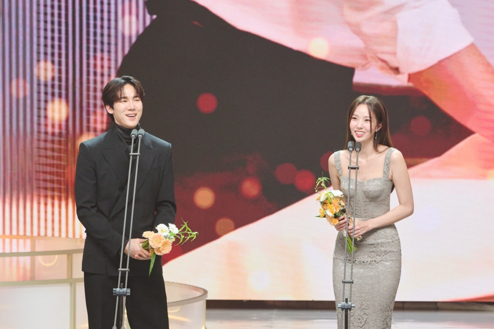 柳演錫與蔡秀彬拿下「最佳情侶獎」