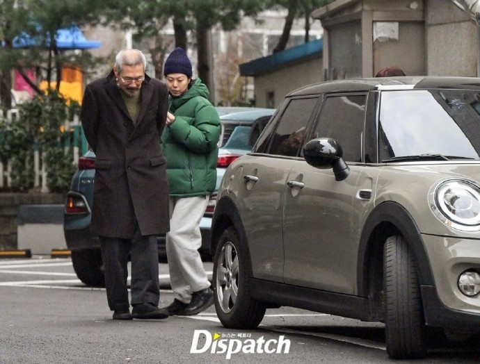 D社拍到金敏喜與洪尚秀逛超市、產檢等出行照片
