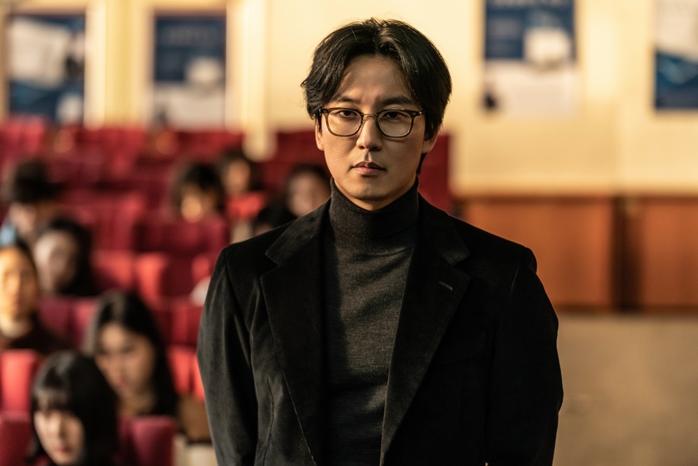 金南佶則飾演小說作家「浩嶺」