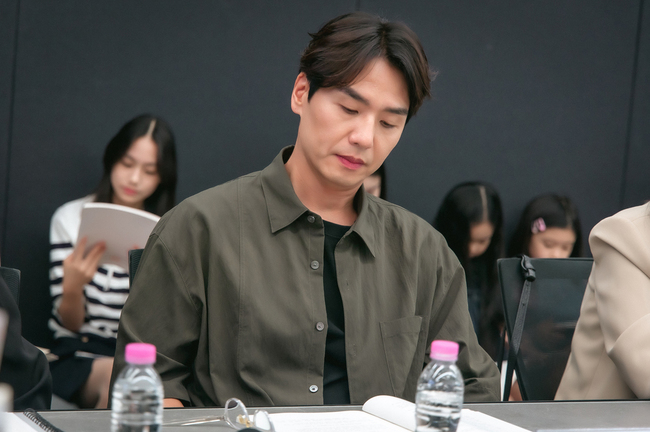 金太勳飾演劉在伊的父親，某醫療中心的院長「劉泰俊」