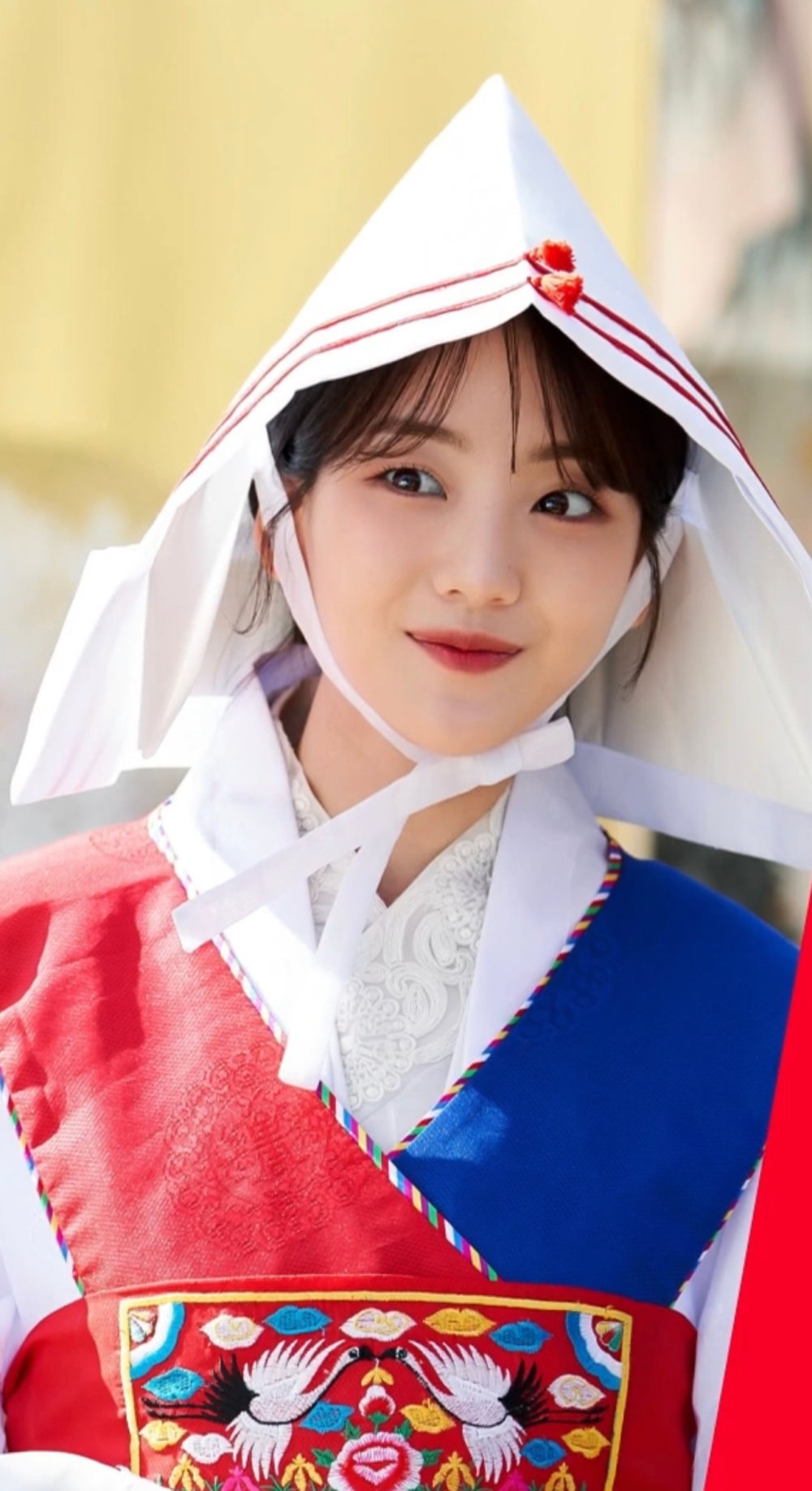 趙怡賢飾演高中生巫女「朴成雅」