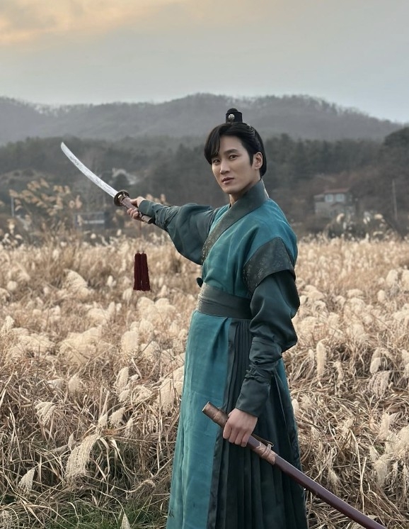 安普賢將飾演護送隊都領(特任指揮官)「白潔」