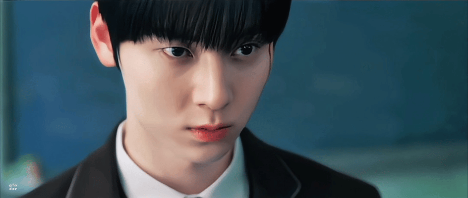 黃旼炫在劇中飛踢燃燒書包