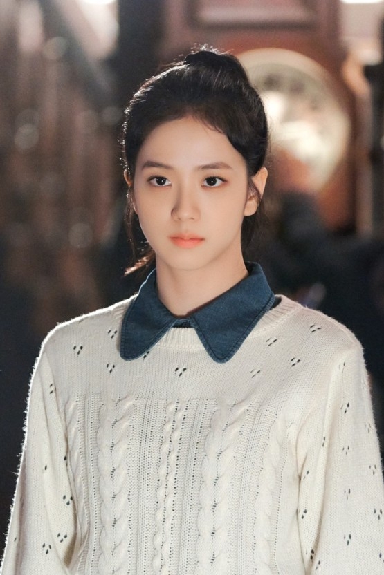 Jisoo飾演夢想在虛擬現實中展開戀愛人生第二回合的網漫PD「徐未來」