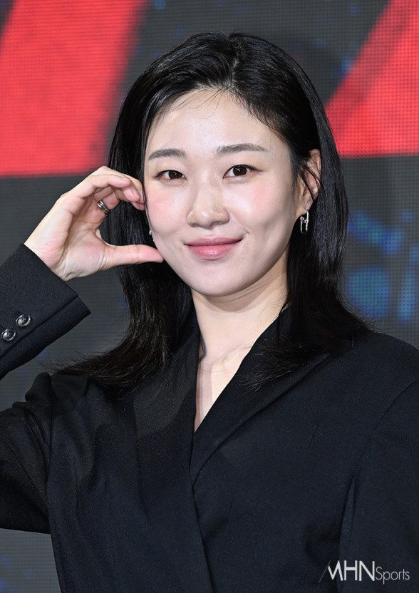 河允景飾演江華島市場青樓的老闆娘兼護送隊嚮導「乞勝」