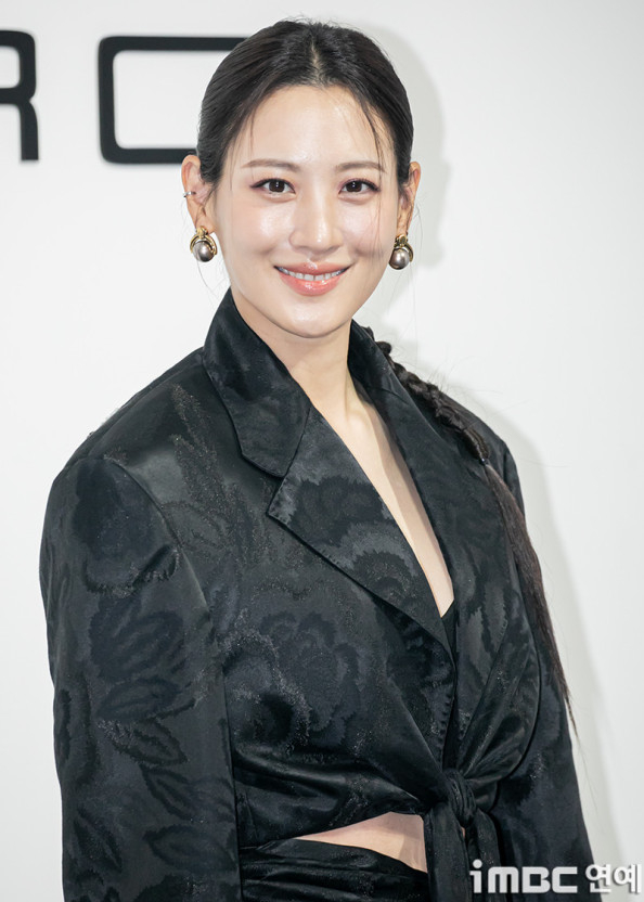 秀賢飾演皇帝的么女、敬和宮主「王熙」