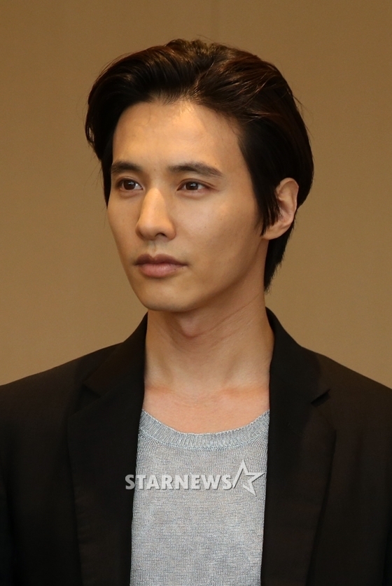 元斌帶妻子李奈映親自來到金賽綸靈堂悼念