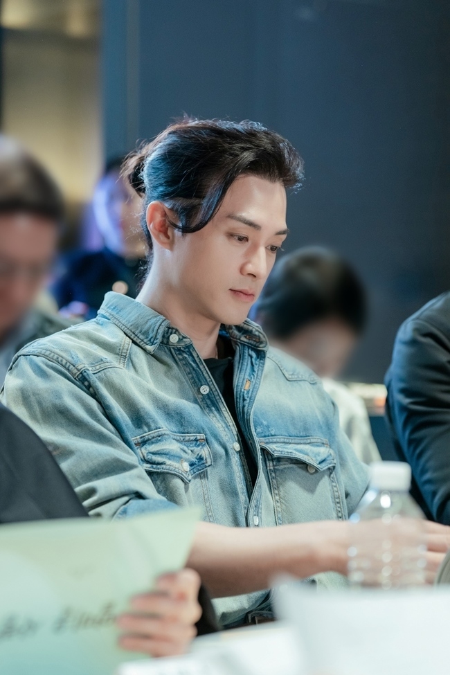 金志勳飾演出身財閥家族的前職棒選手、現任體育報社長「李在亨」