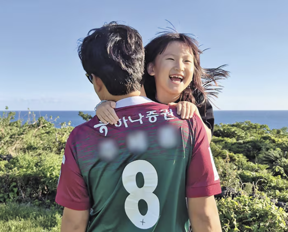 父親公開與金荷娜的照片，並表示希望這樣的事情不要發生。