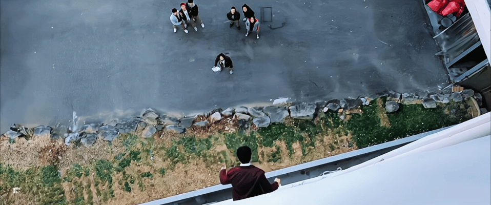 黃旼炫從四樓跳窗一躍而下