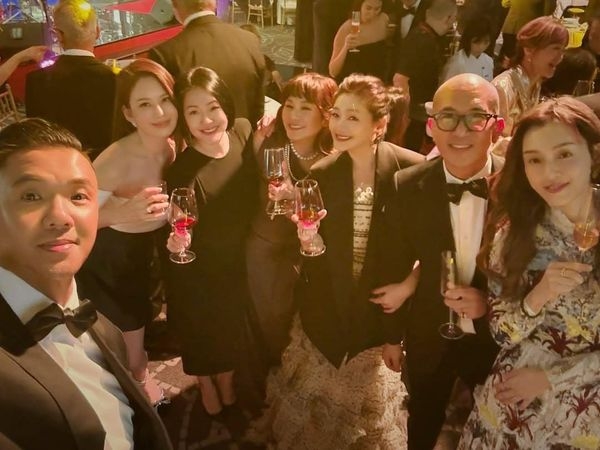 夫妻倆上個月25日還一起出席宴會