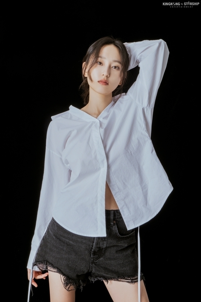 柳惠英則飾演錫哲的妹妹「朴錫熙」