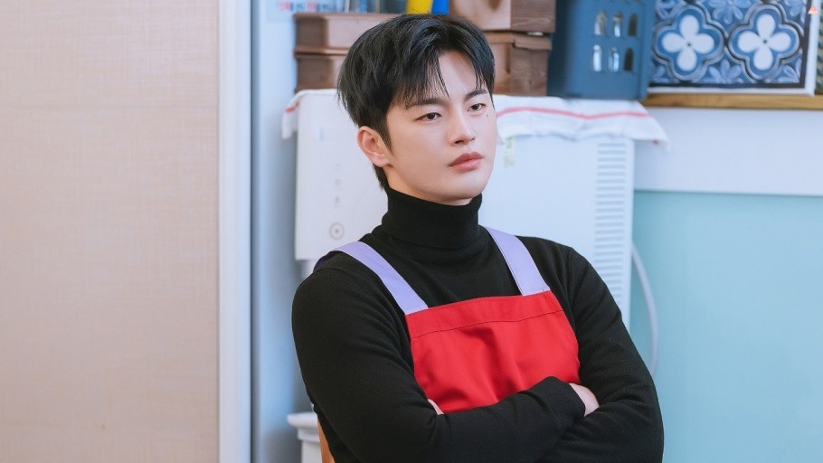 徐仁國將飾演徐未來(Jisoo 飾)的職場同事兼競爭對手網漫 PD「朴京南」