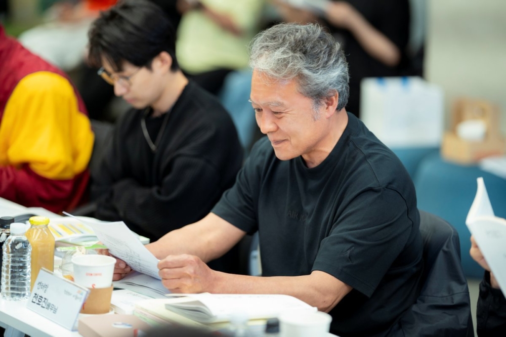 千虎珍飾演天堂支援中心的中心長