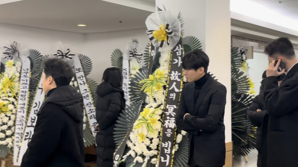 元彬親自來到金賽綸靈堂悼念