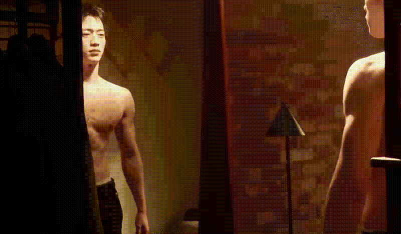 徐康俊脫衣秀精壯身材